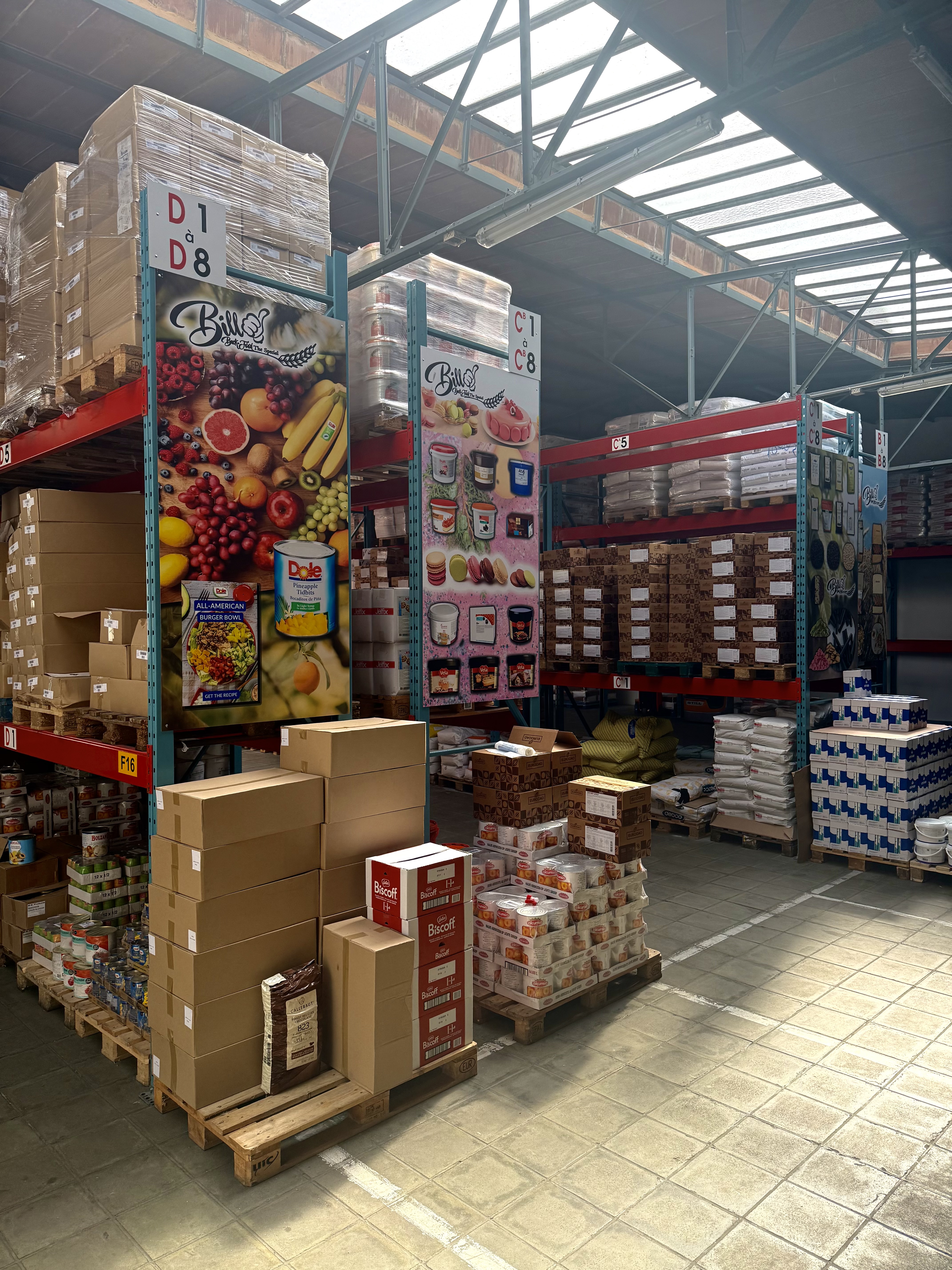 Dépôt Bill back Foodsavec rayonnages et palettes de marchandises